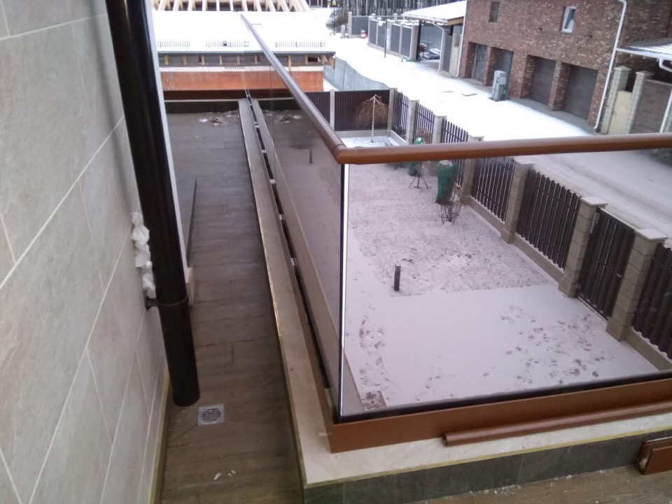 Безрамное ограждение террасы и балкона многоэтажного дома - фото 2